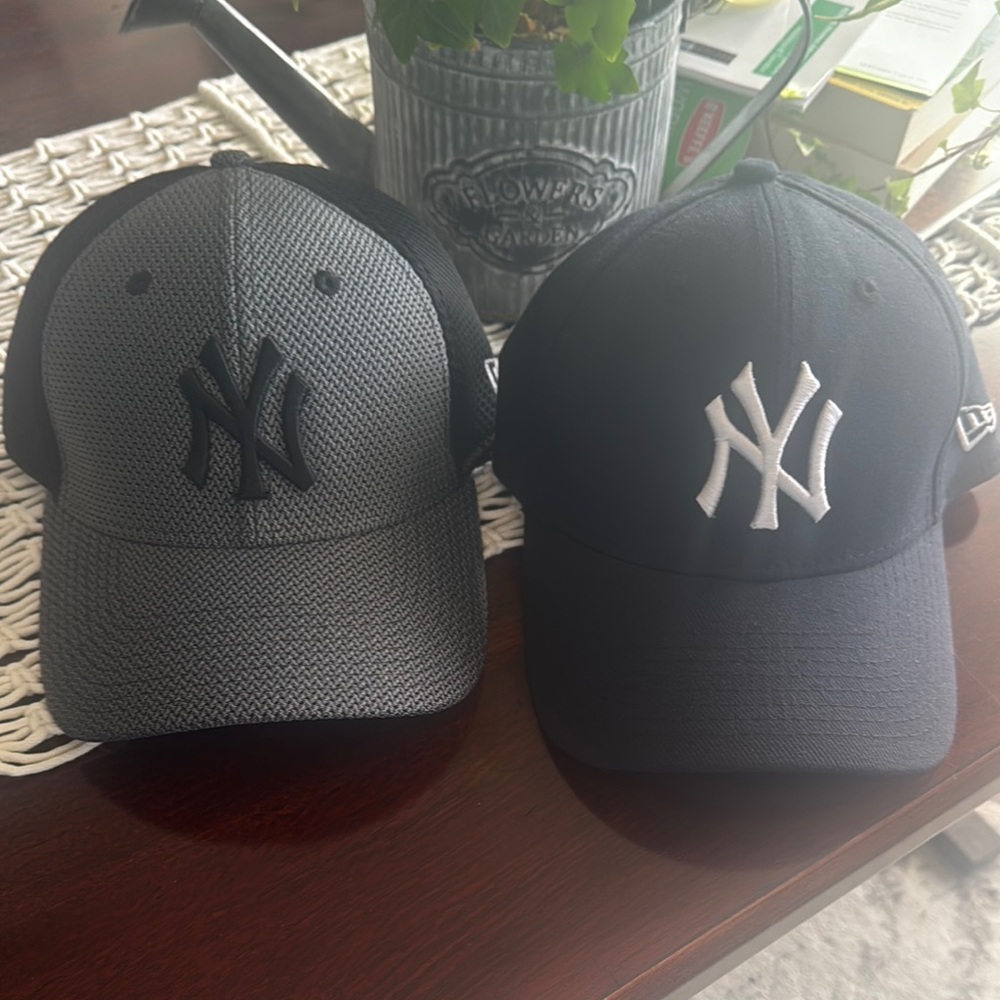 New York Yankees Caps in Black and Gray mens price is firm thank you 🙏